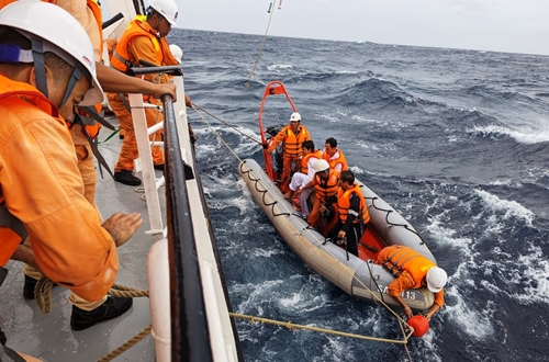 Tàu cá bị chìm, 4 thuyền viên được cứu nạn, 2 người còn mất tích